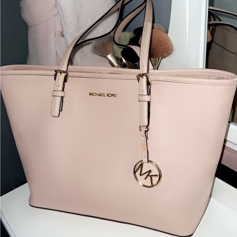 Michael Kors purse, barley used!